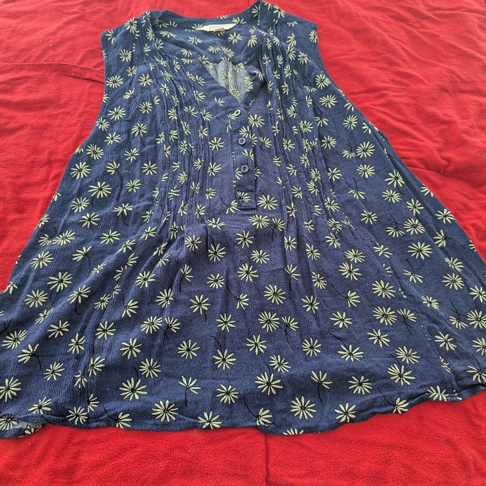 Market and spruce floral tank